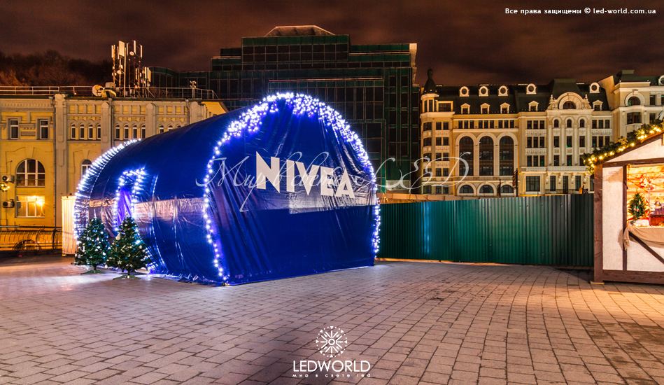 Новогодняя иллюминация дома Nivea на почтовой площади Киев